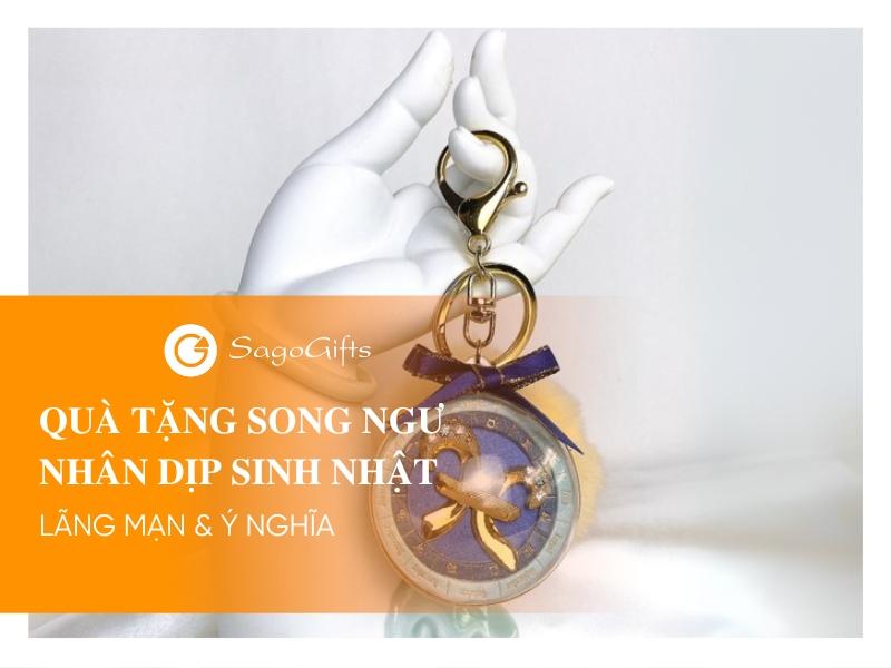 Hình ảnh quà tặng Giáng sinh cho bạn gái được gói ghém tinh tế, tạo cảm giác lãng mạn và bất ngờ dưới ánh đèn lung linh